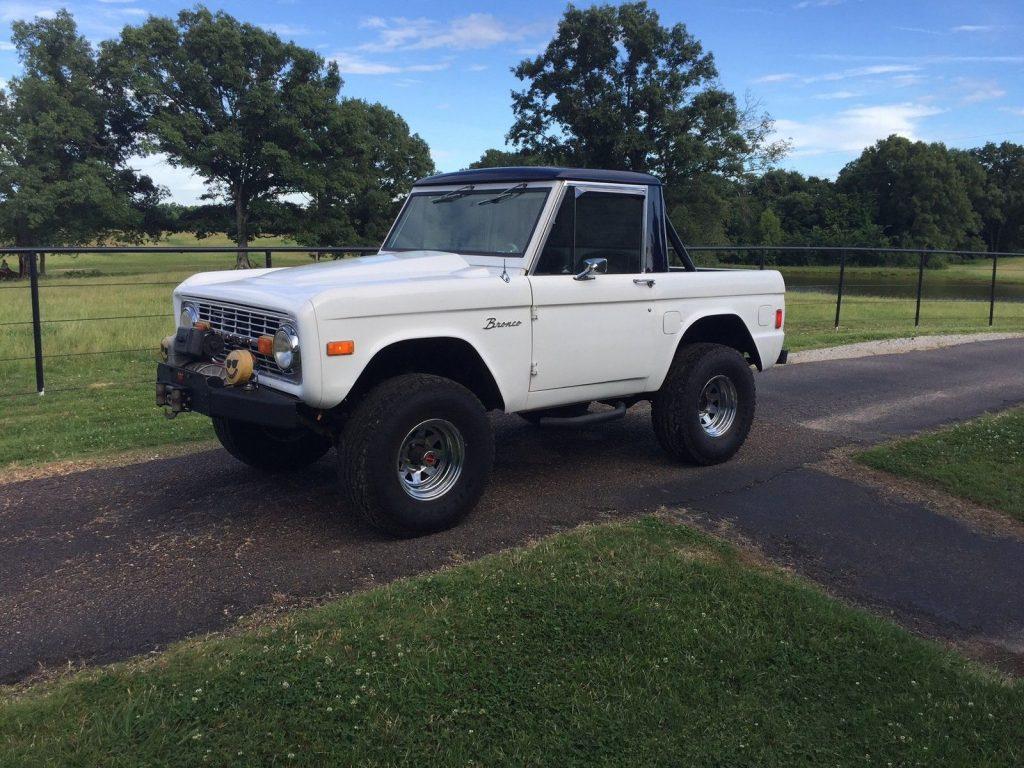 Old school classic 1977 Ford Bronco 4×4 offroad