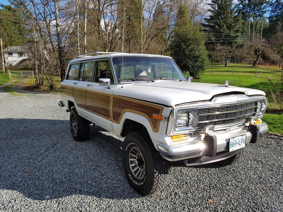 Vintage classic 1989 Jeep Wagoneer Grand offroad