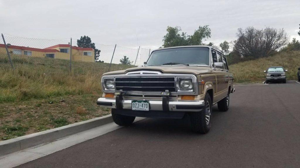 everything powered 1990 Jeep Grand Wagoneer offroad