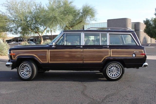 well serviced 1990 Jeep Grand Wagoneer offroad