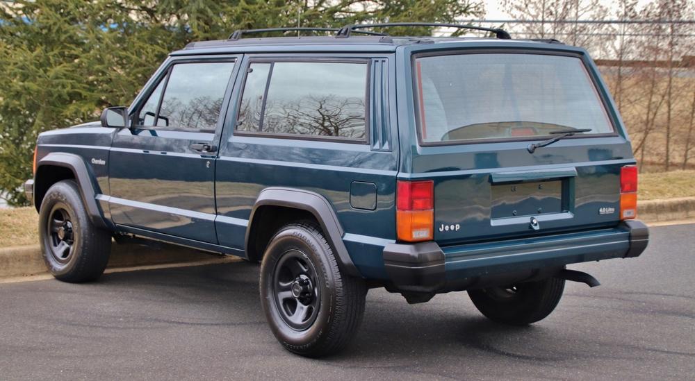 mint 1996 Jeep Cherokee offroad