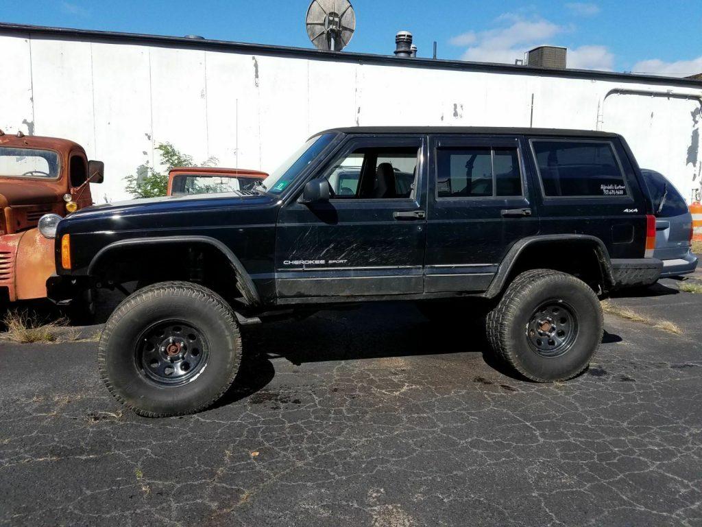 lifted 2000 Jeep Cherokee Sport offroad