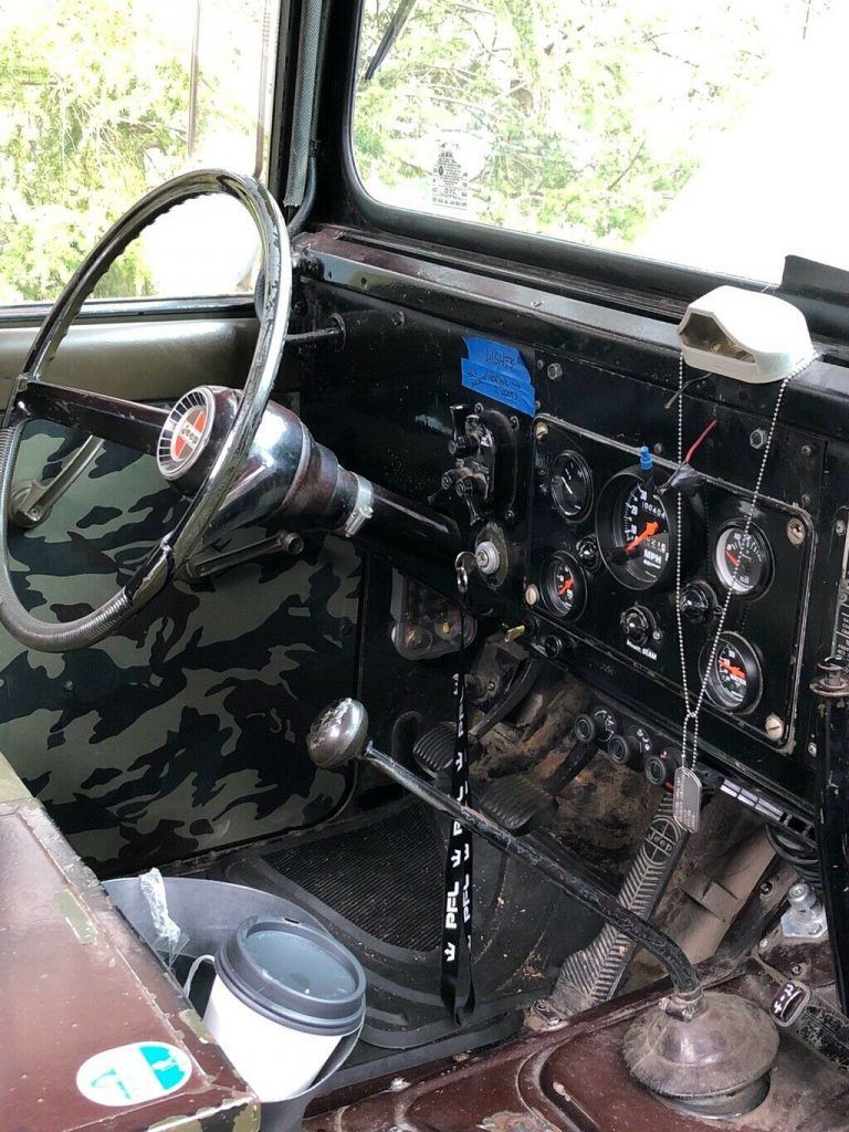 Restored 1968 Kaiser Jeep M715 military offroad