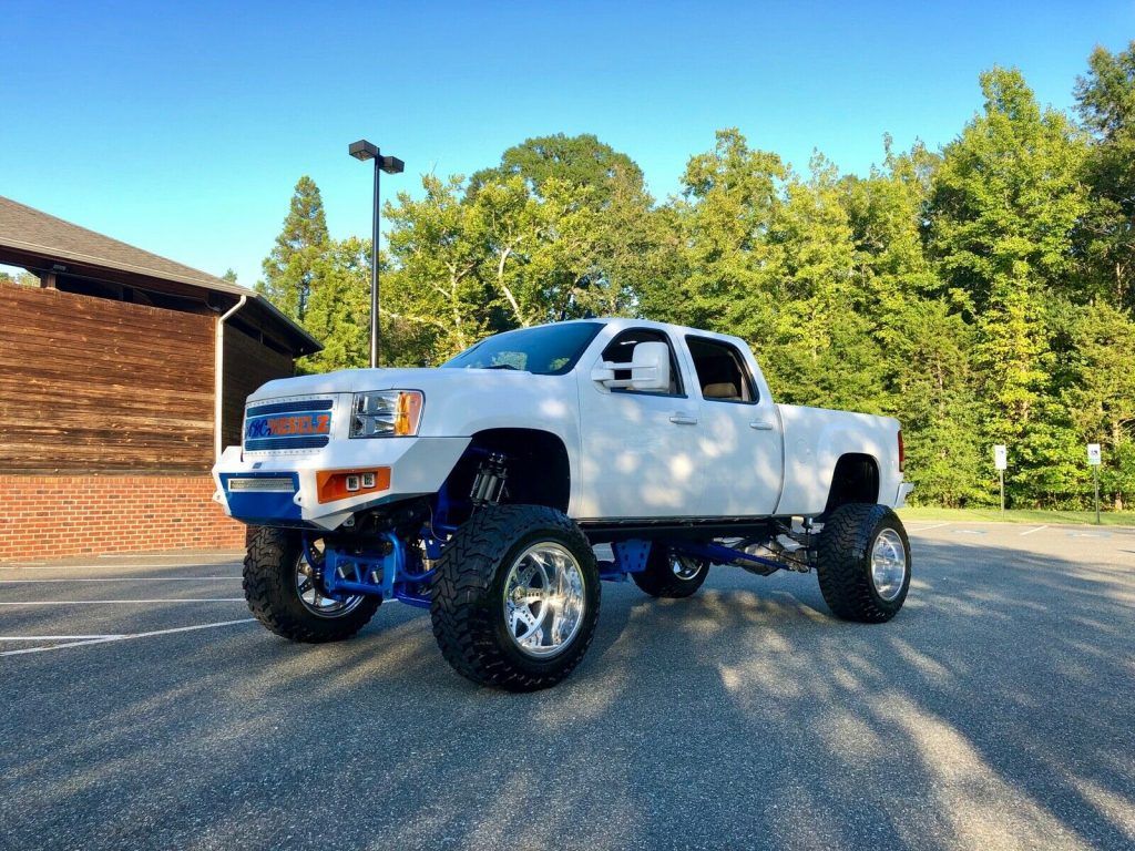 totally awesome 2011 GMC Sierra 2500 SLT offroad