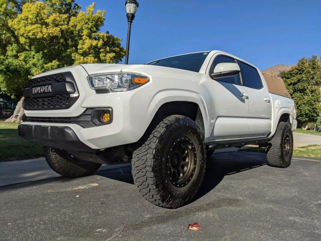 2017 Toyota Tacoma Double CAB offroad [loaded with goodies]