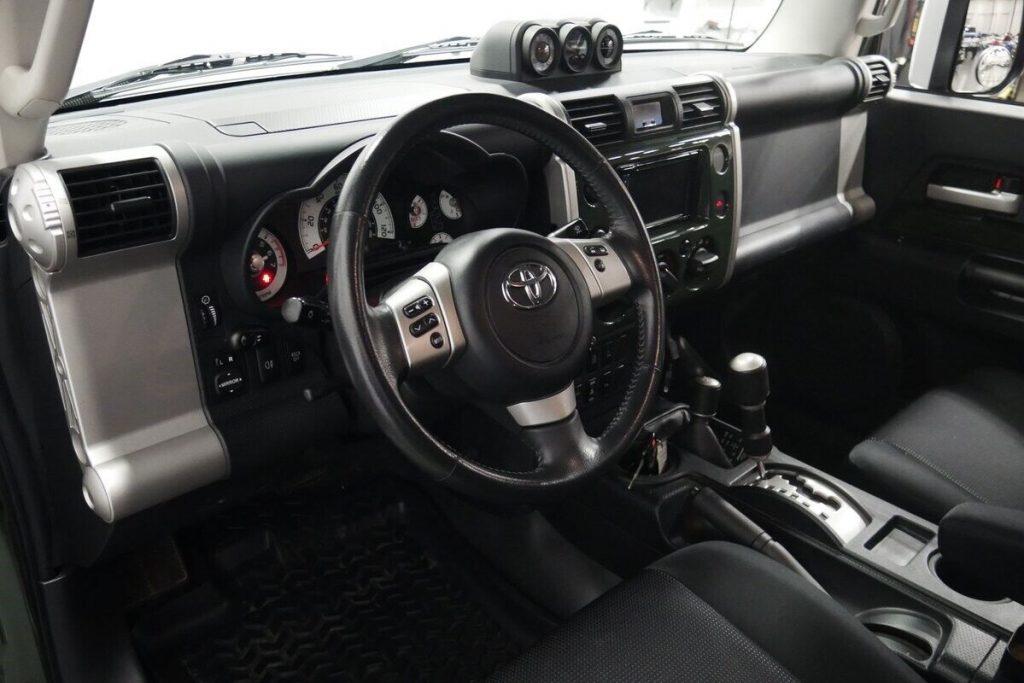 2014 Toyota FJ Cruiser offroad [retro look]