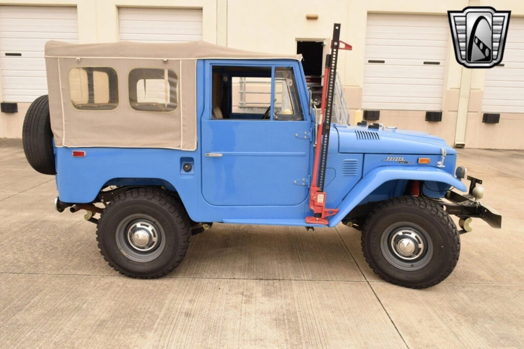 Blue 1974 Toyota FJ40 I6 4-Speed Manual